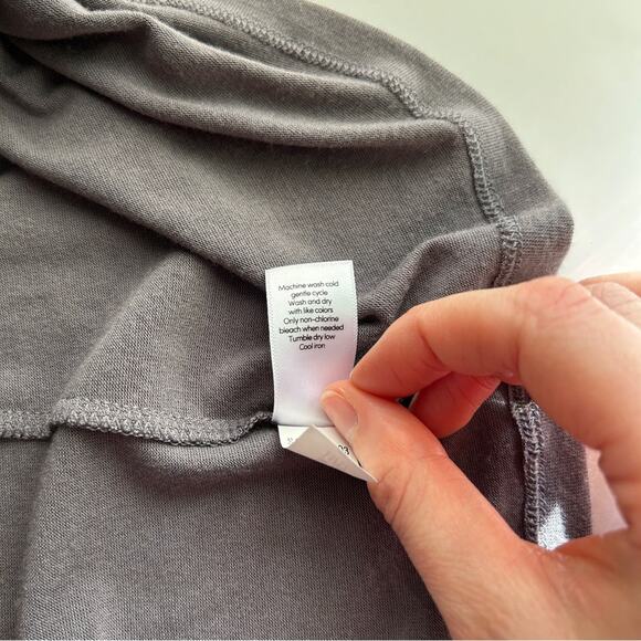 Athleta Gray Crewneck Ruched Hip Sleeveless Long Workout Tank Shirt Size Medium - Picture 7 of 7